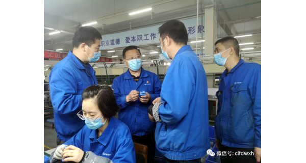 ▌長嶺紡電新聞 ▌ 走在前 做表率 助生產(chǎn) 保交付 長嶺紡電新產(chǎn)品生產(chǎn)任務(wù)緊，機(jī)關(guān)支部來幫忙